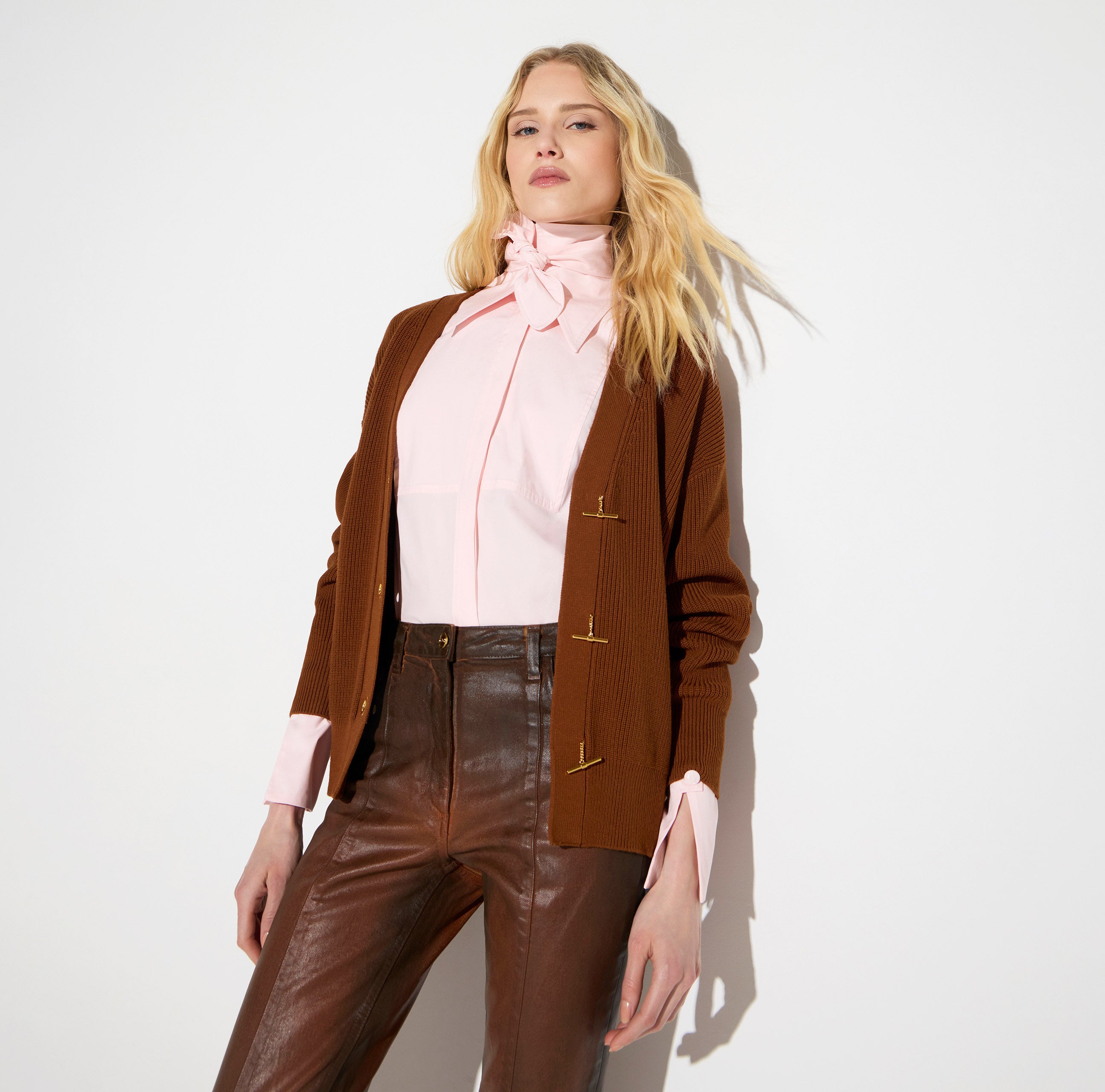 Elisabetta Franchi MK01S66E2 - Cardigan in maglia con bottoni gioiello